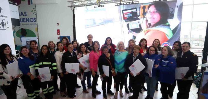 Galería de imágenes:Puerto San Antonio inaugura muestra fotográfica que destaca trabajo de mujeres portuarias