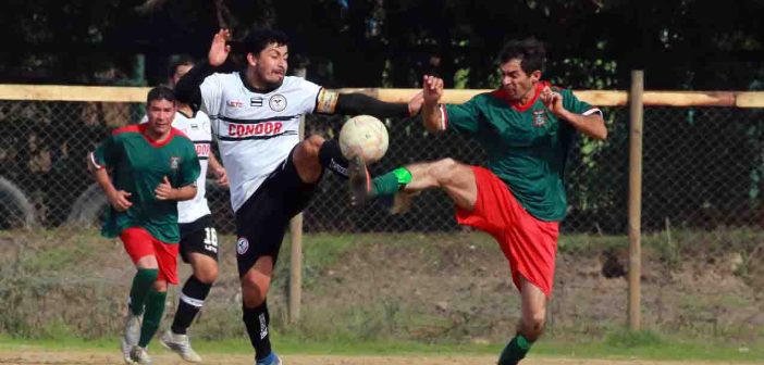 Galería de imágenes: Fútbol Serie  Senior, Río Maipo vs Condor Placilla