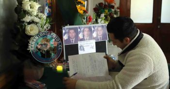 Galería de imágenes: Tristeza en San Antonio por asesinato de tres Carabineros en la comuna de Cañete