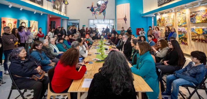 Bordadoras de Isla Negra exhiben sus obras en gran exposición dedicada a mujeres chilenas
