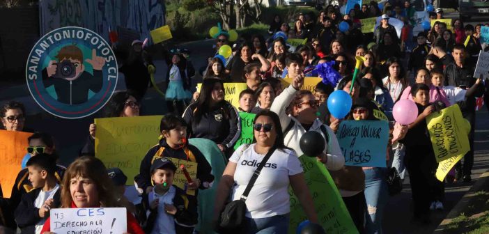 Galería de imágenes: Alumnos y apoderados del Colegio Espíritu Santo realizaron marcha en apoyo a sus profesores en huelga hace 18 días