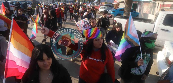Galería de imágenes:  Llolleo se llenó de alegría, color y energía con la  Marcha por el Orgullo LGBTIQANG+.