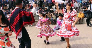 Cientos de personas disfrutaron de la celebración del Día Mundial del Folclor en la plaza de Llolleo