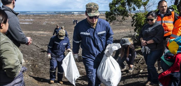 En esfuerzo conjunto realizan importante jornada de limpieza en Playa de Llolleo