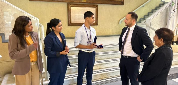 Diputada Camila Rojas entregó reconocimiento a destacado joven karateca sanantonino