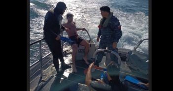Rescatan a joven en Playa Chica de Cartagena tras accidente con tabla de Bodyboard.