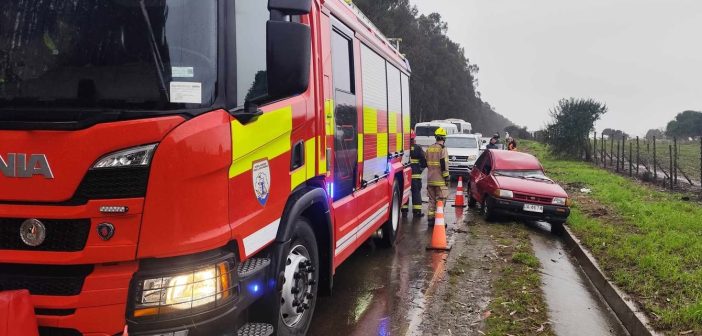 Árbol cae sobre automóvil y deja tres trabajadores heridos camino a Las Brisas de Santo Domingo