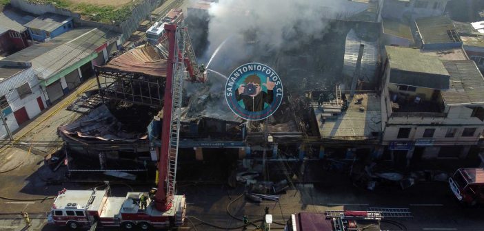 Incendio destruye ocho locales comerciales en el centro de San Antonio