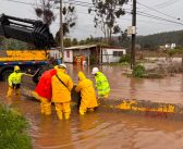 Despliegan operativo preventivo en calle Sótero del Río ante aumento del caudal del estero San Juan