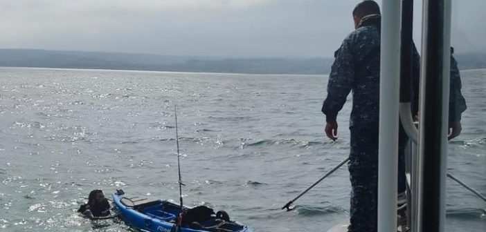 Armada rescata a kayakista tras volcar en el mar frente a Punta La Yegua en Cartagena