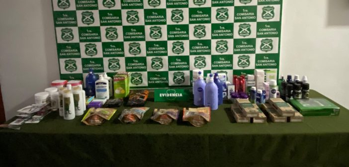Carabineros detiene a tres sujetos sorprendidos robando al interior de una farmacia en avenida Barros Luco