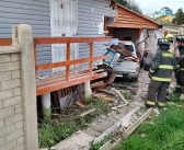 Camioneta chocó contra una vivienda en El Tabo, conductor huyó del lugar