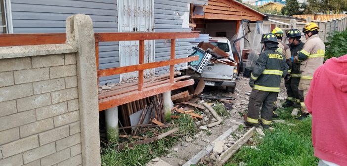 Camioneta chocó contra una vivienda en El Tabo, conductor huyó del lugar