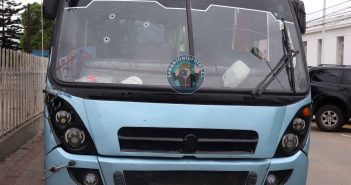 Tres detenidos por balacera contra microbús de barristas que dejó cinco heridos y un joven fallecido