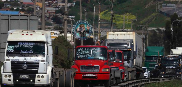 Más de 100 camioneros porteadores de San Antonio realizaron pacífica caravana contra alzas de combustibles y futuros peajes