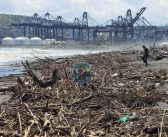 Impactante acumulación de basura cubre la playa de Llolleo tras aluvión en Santiago